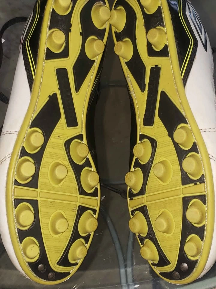 Umbro Citadel Soccer Cleats Black White Yellow Size US 6 Boys - photo 3