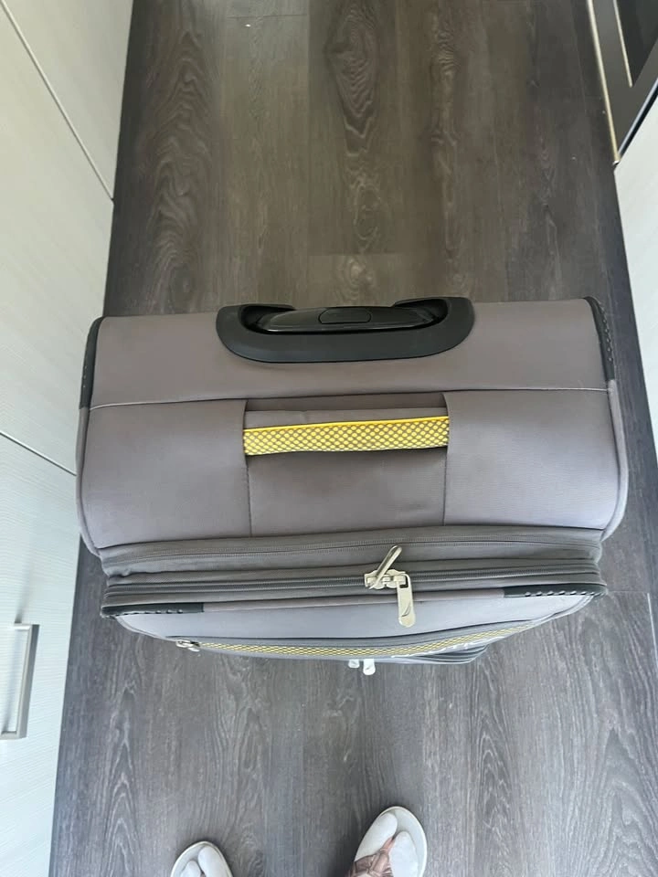 Medium Nautica Hardside Luggage / Suitcase – Great Condition - photo 4