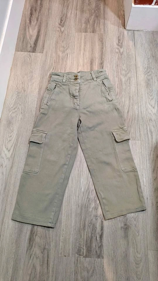Wilfred Free Aritzia Baggy Olive Cargo Capris - Size 2