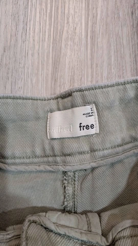 Wilfred Free Aritzia Baggy Olive Cargo Capris - Size 2 - photo 3