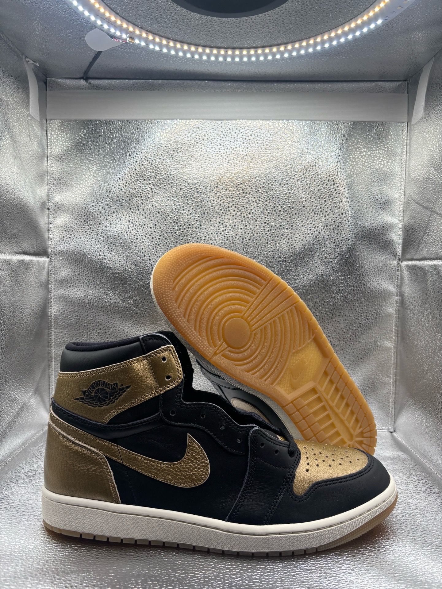 Air jordan 1 high black metallic gold