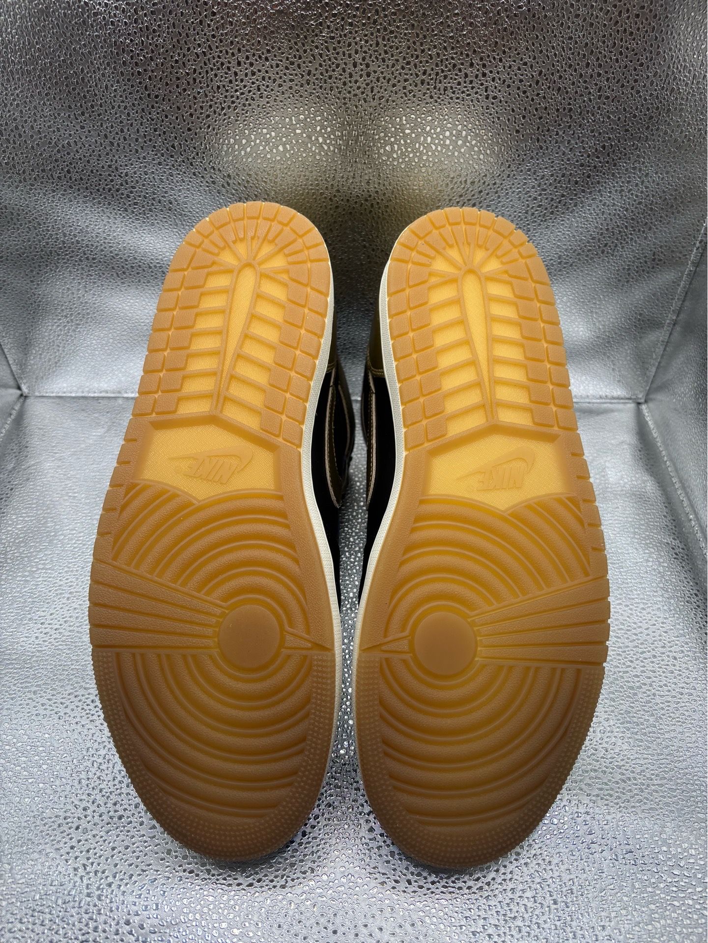 Air jordan 1 high black metallic gold - photo 3