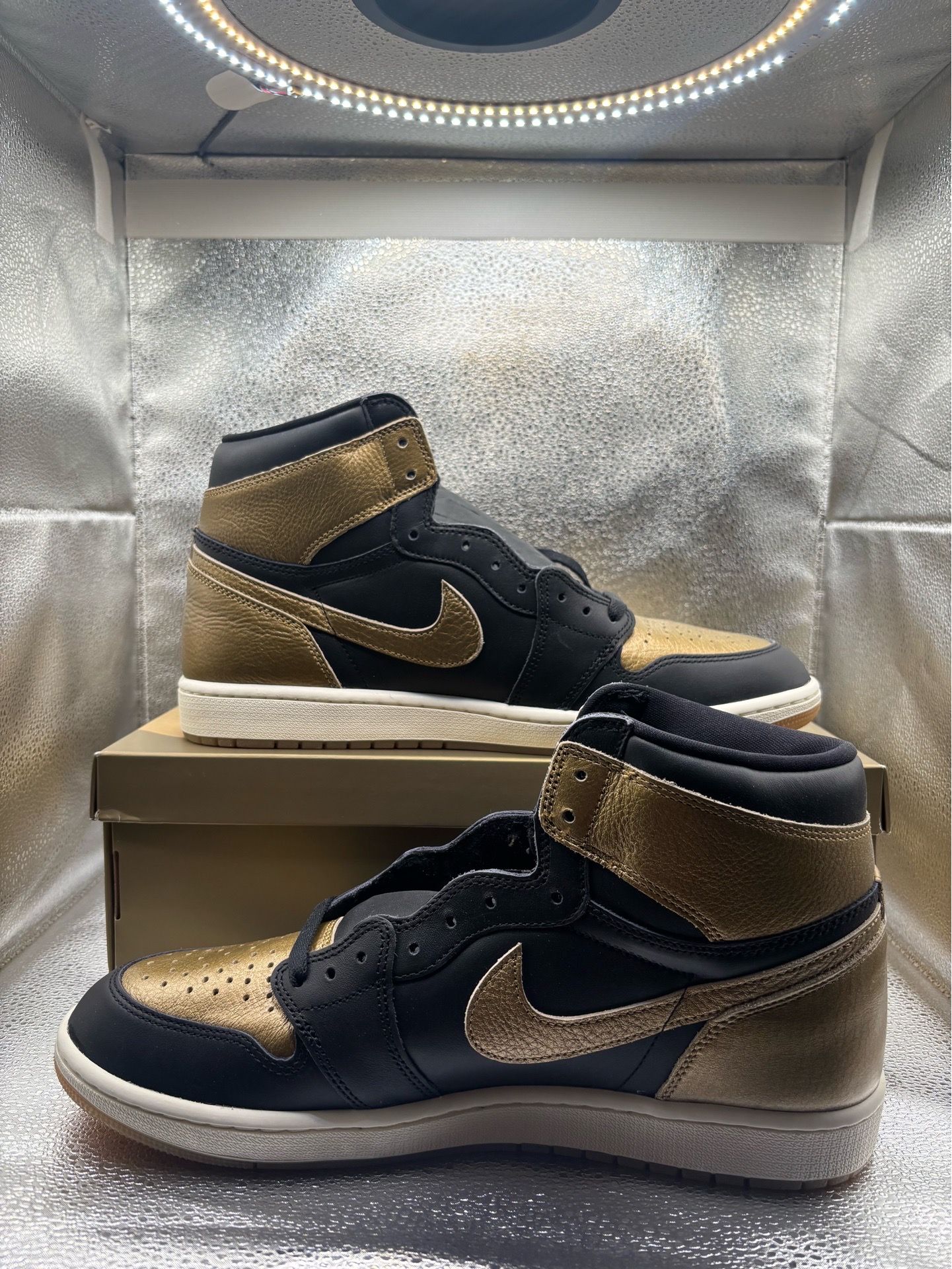 Air jordan 1 high black metallic gold - photo 4