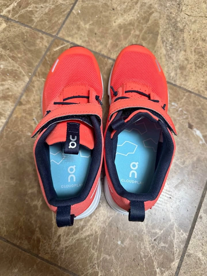 ON Running Kids Cloud Play Shoes EU34 / New