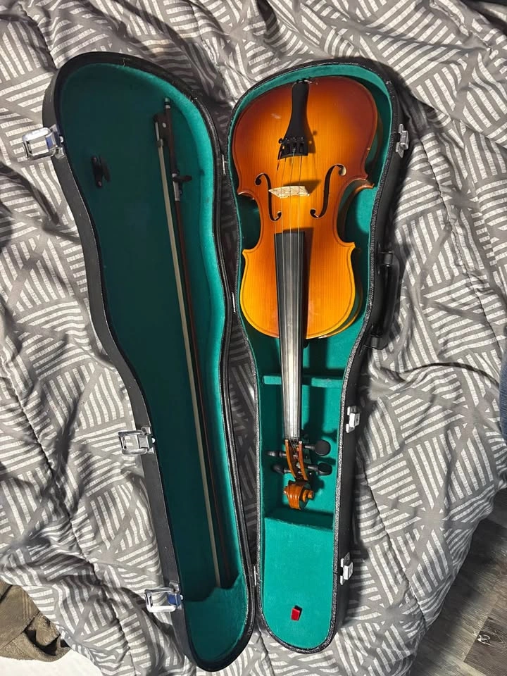Corelli Student Violin 4/4 Full Size (Model M407) - with Case &