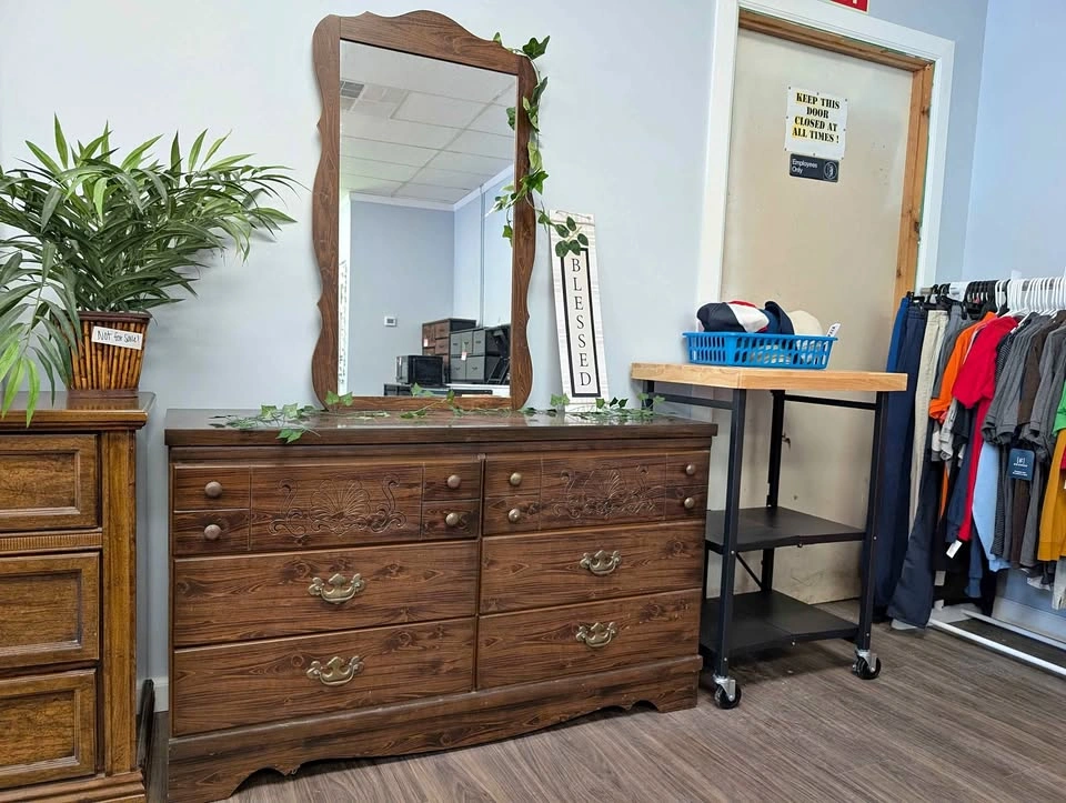 Vintage 6 Drawer Dresser w/ Mirror – Solid Wood Finish