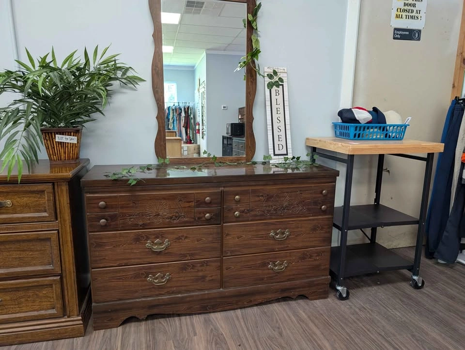 Vintage 6 Drawer Dresser w/ Mirror – Solid Wood Finish - photo 2