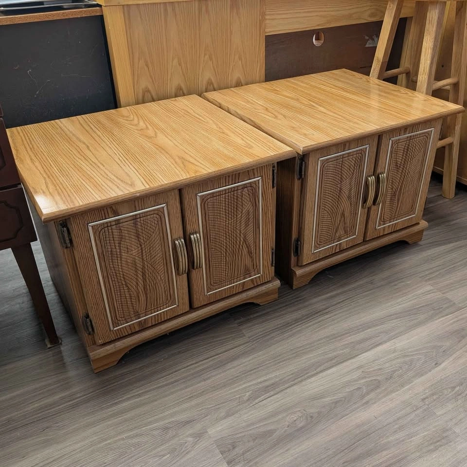 🪵 Matching Vintage End Tables / Nightstands 🪵 - photo 2
