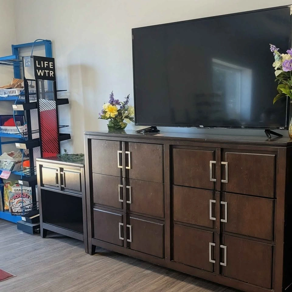 Raymour & Flanigan 6 Drawer Dresser Set + End Stand – $169 - photo 3