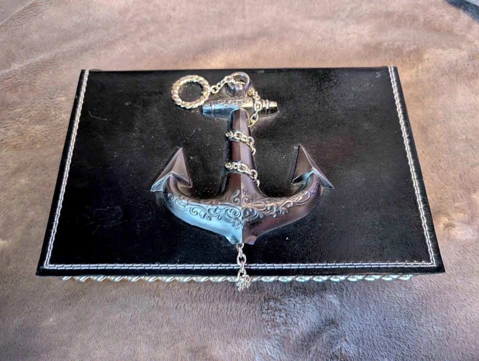 Anchor jewelry box