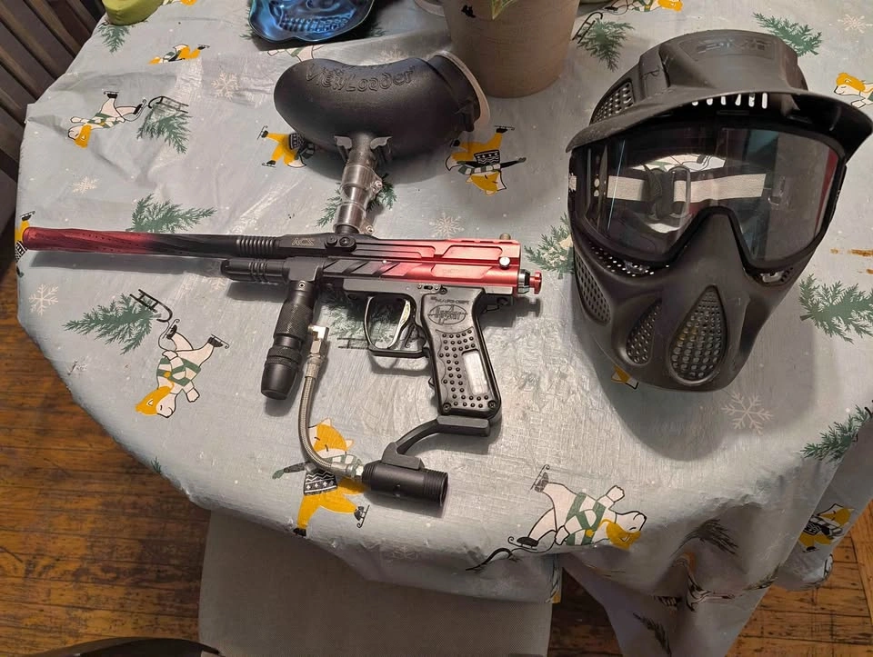 Spyder paintball gun. Paintball mask.