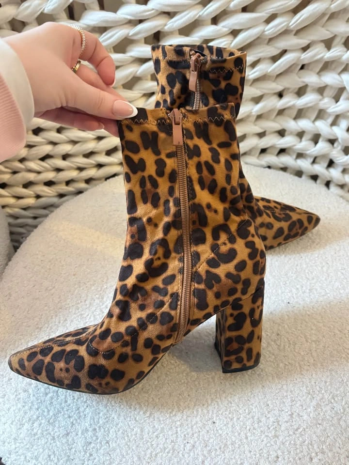 Leopard print sock boot - size 7 - photo 3