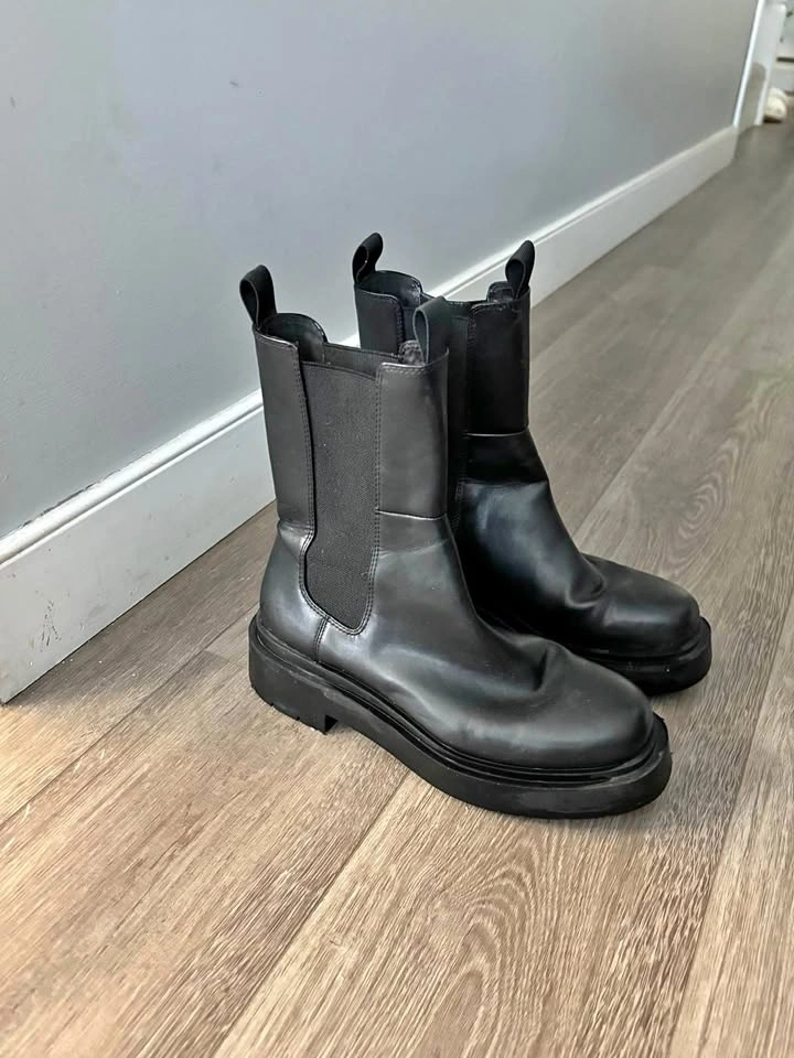 Black chelsea boot - size 7
