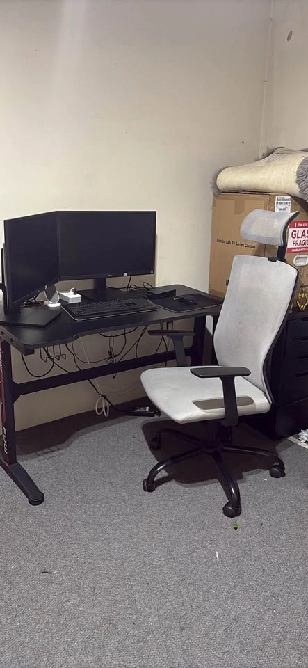 Office desk and chair - photo 2
