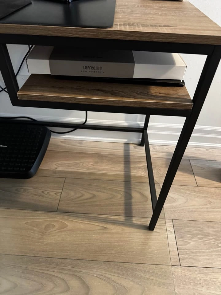 Desk - photo 3