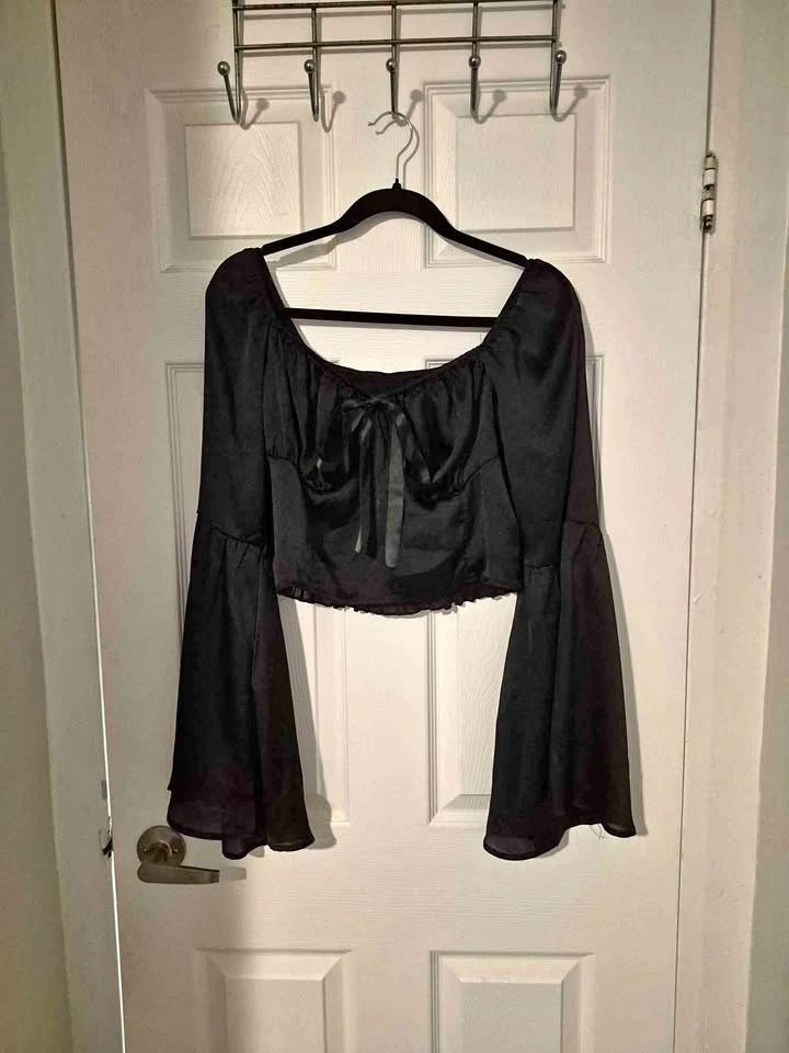 Cute bell Sleeve Crop Top