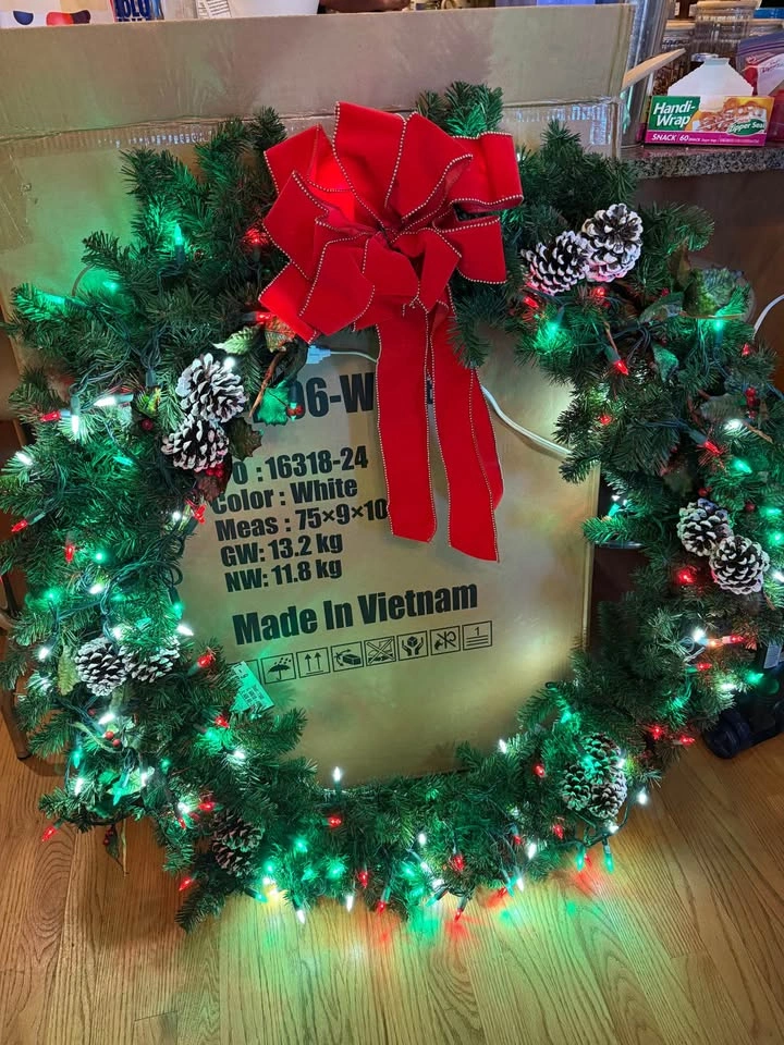 3.5 ft indoor/outdoor Christmas wreath - photo 2