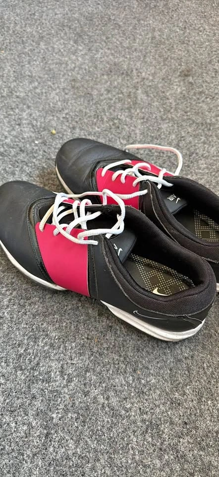 Women’s golf shoes