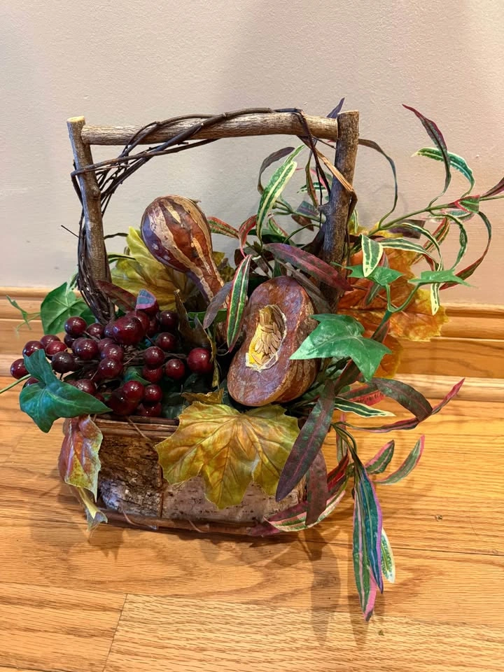 Fall decorative basket with fruits and leaves - photo 2