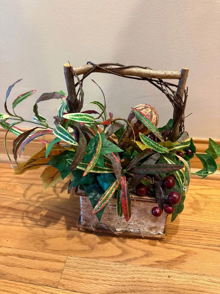 Fall decorative basket with fruits and leaves - photo 3