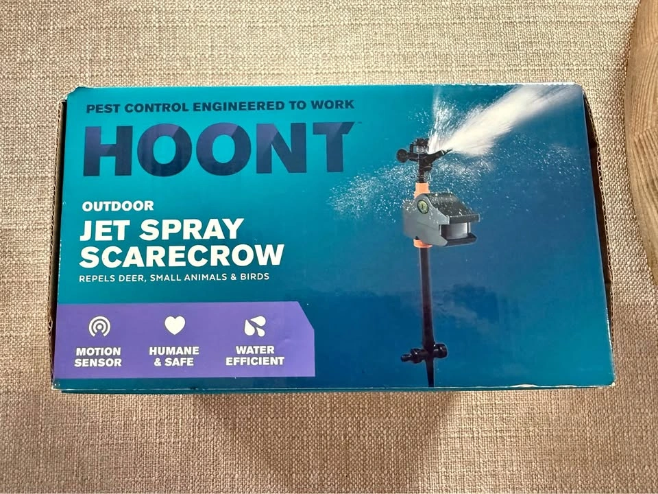 Jet spray scarecrow