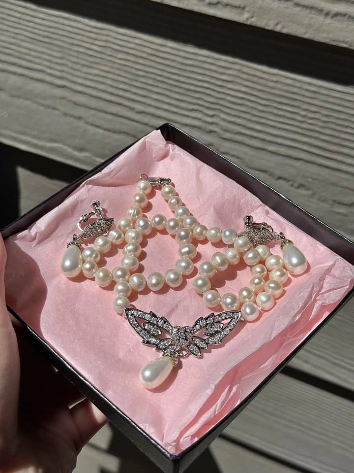 Beautiful Pearl Necklace and Earring Set - Unworn!