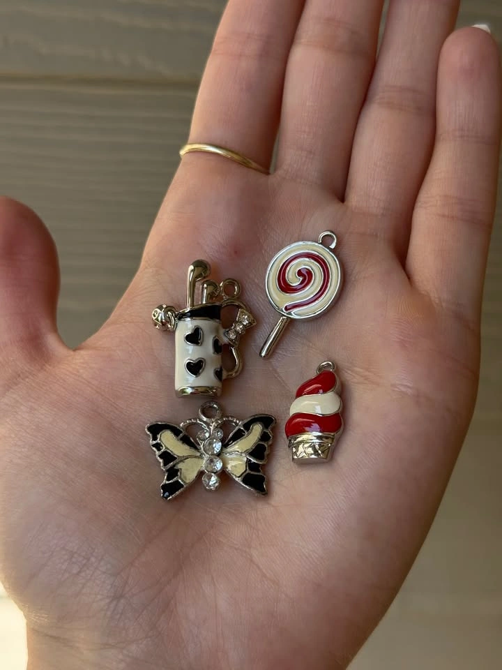 Pretty bracelet and extra charms bundle - photo 2