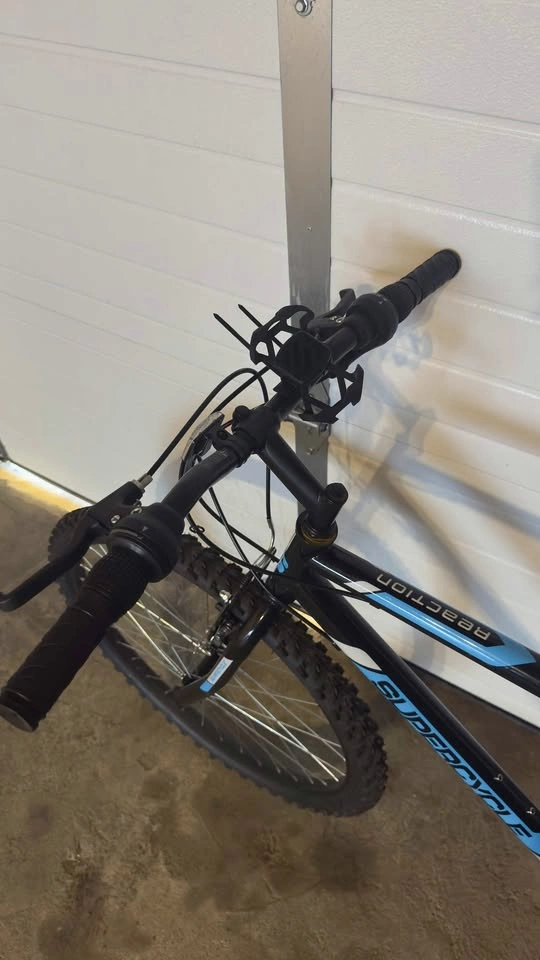 Supercycle Reaction Mountain Bike - Used Like New + Helmet - photo 3