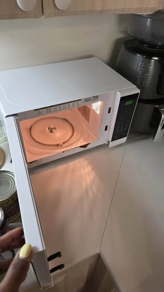 700 Watt Microwave - photo 2