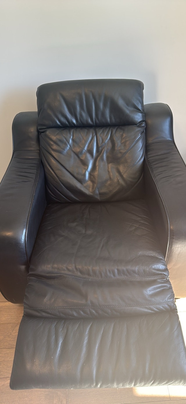 Mobilia Black Leather Recliner Chair