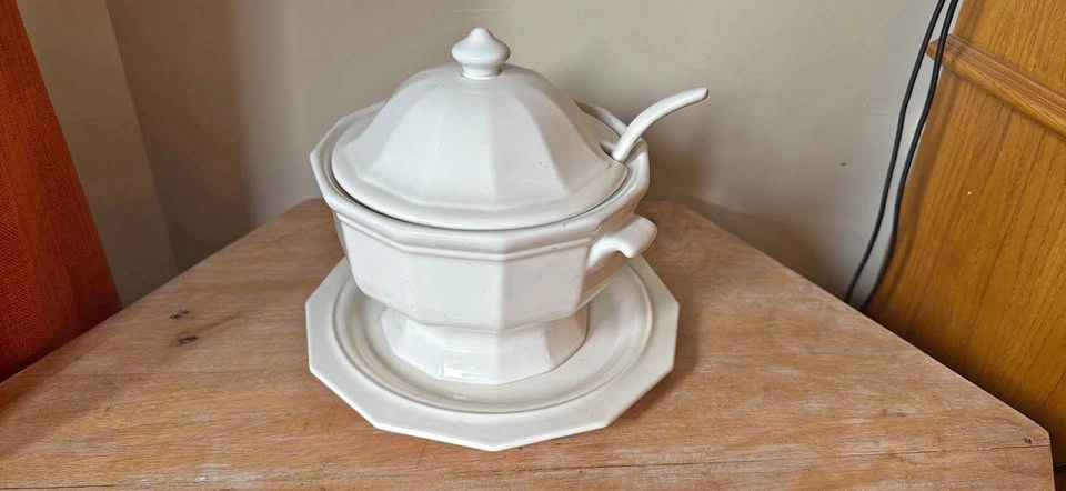 Vintage Pfaltzgraff Heritage White soup tureen set