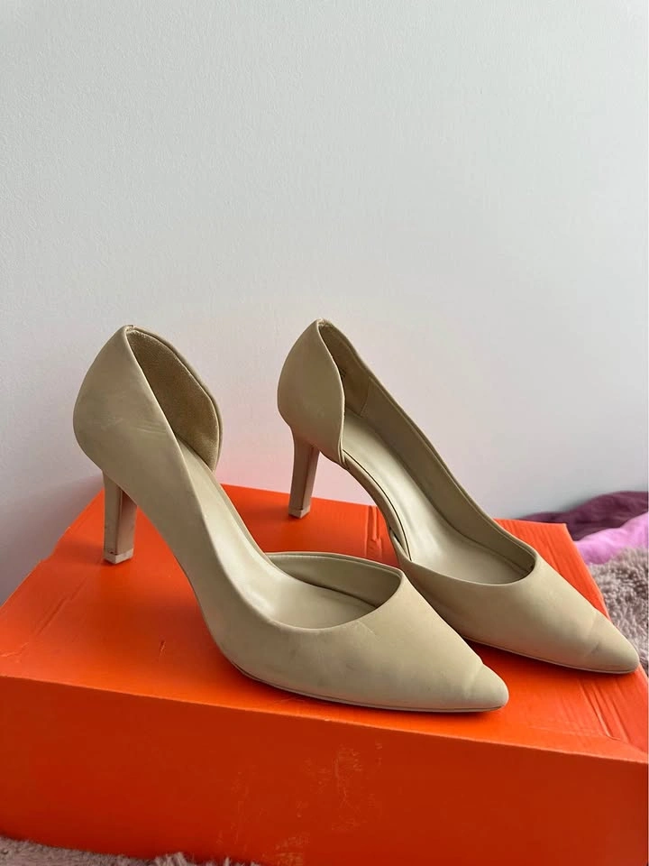 Nude Pointed-Toe Heels – Pre-Loved - size 8