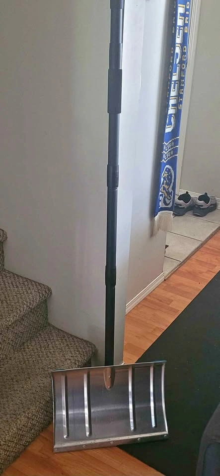 Snow shovel