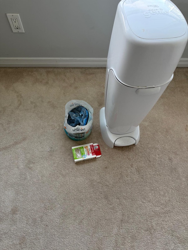 Diaper Genie Complete Diaper Pail + 1 Refill – Excellent Conditi
