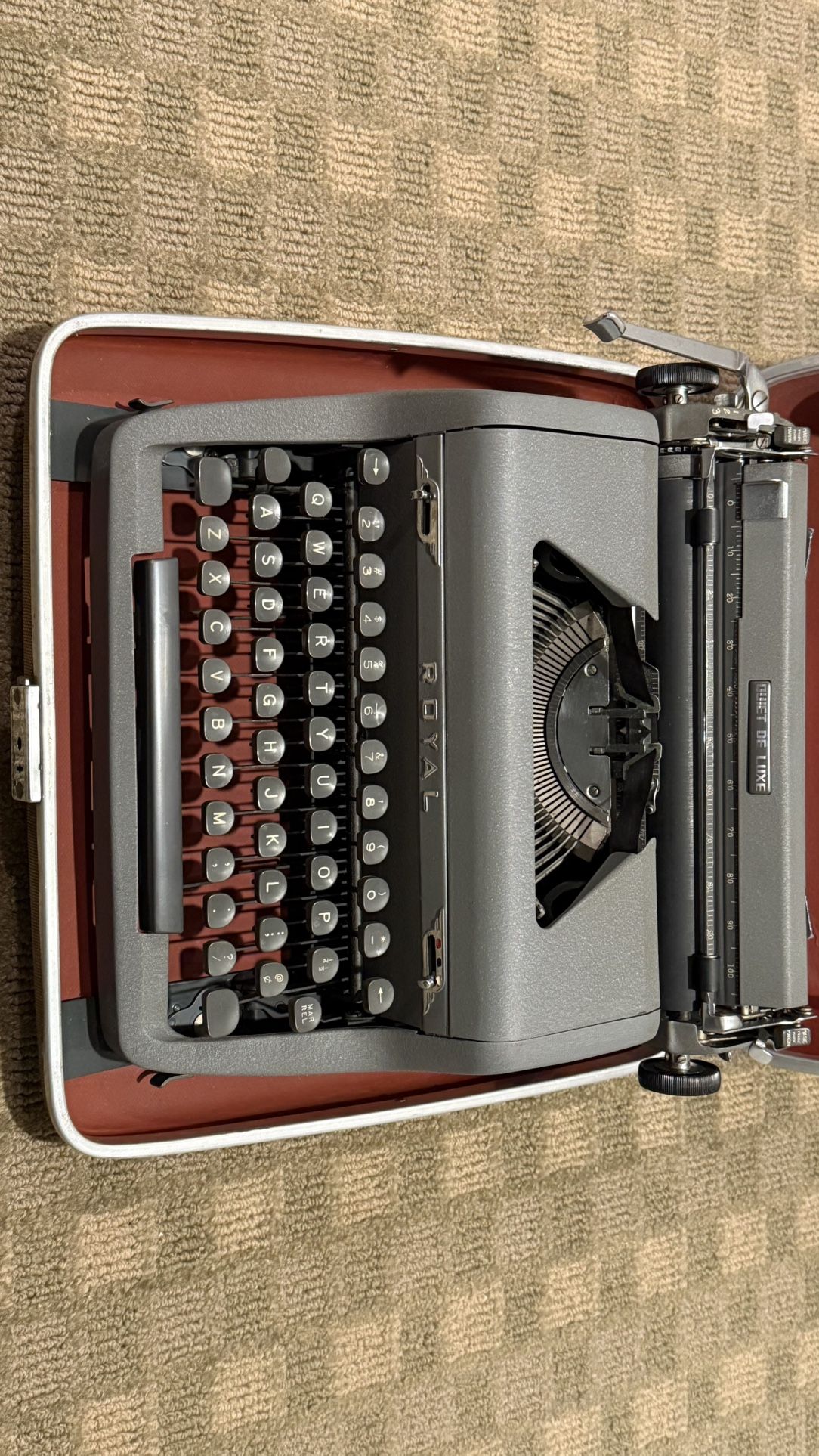 Royal Quite Deluxe Vintage Typewriter - photo 2