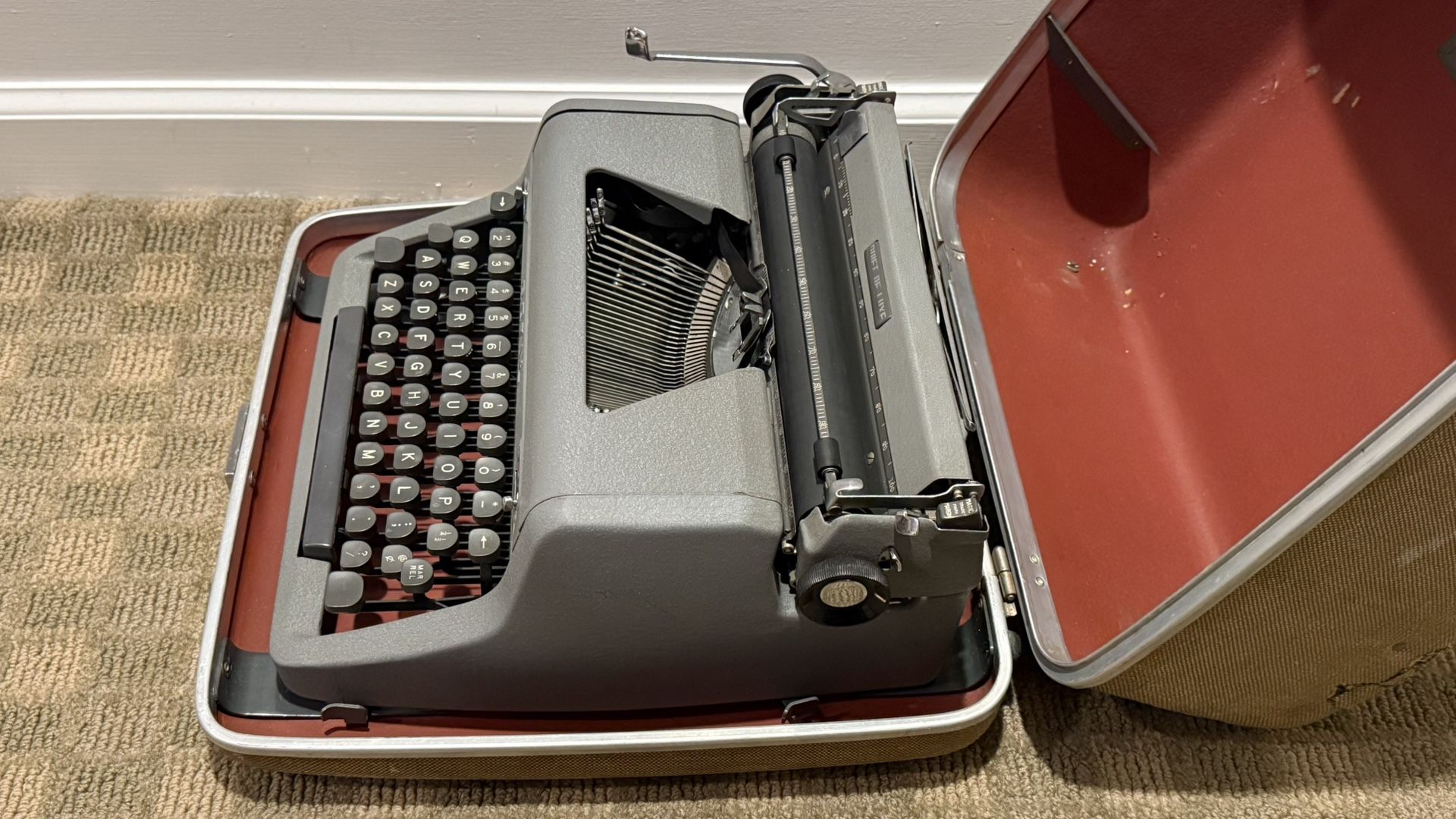 Royal Quite Deluxe Vintage Typewriter - photo 3