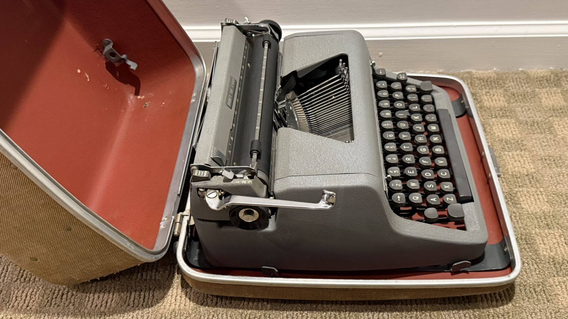 Royal Quite Deluxe Vintage Typewriter - photo 4