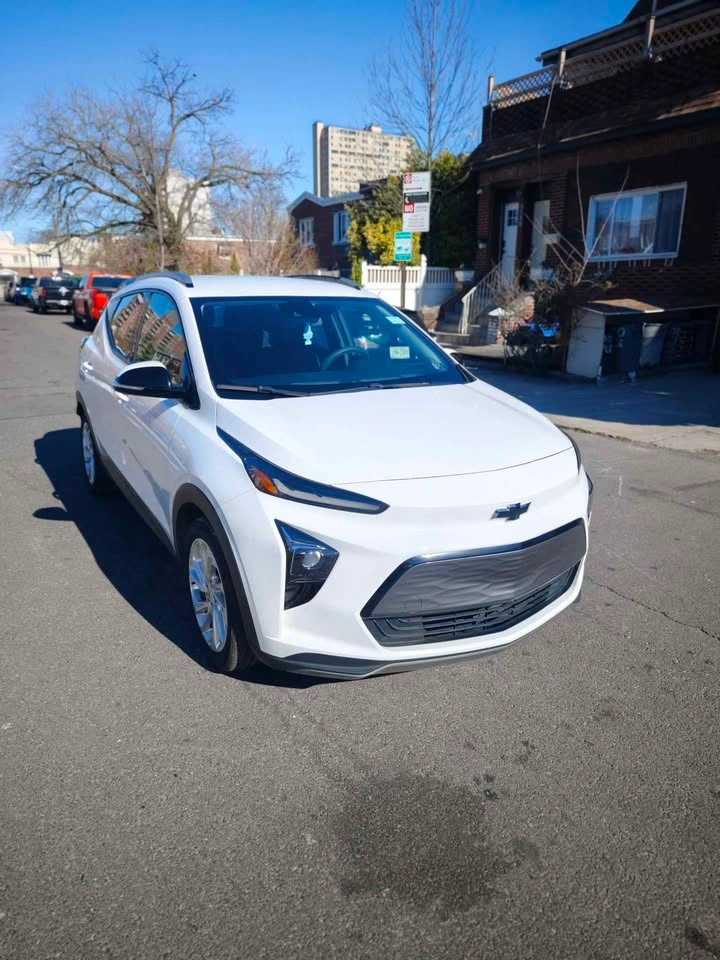 2023 Chevrolet Bolt EUV 2LT Hatchback 4D - photo 2