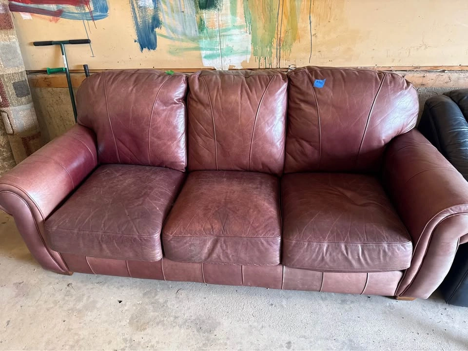 Burgundy leather couch - photo 2