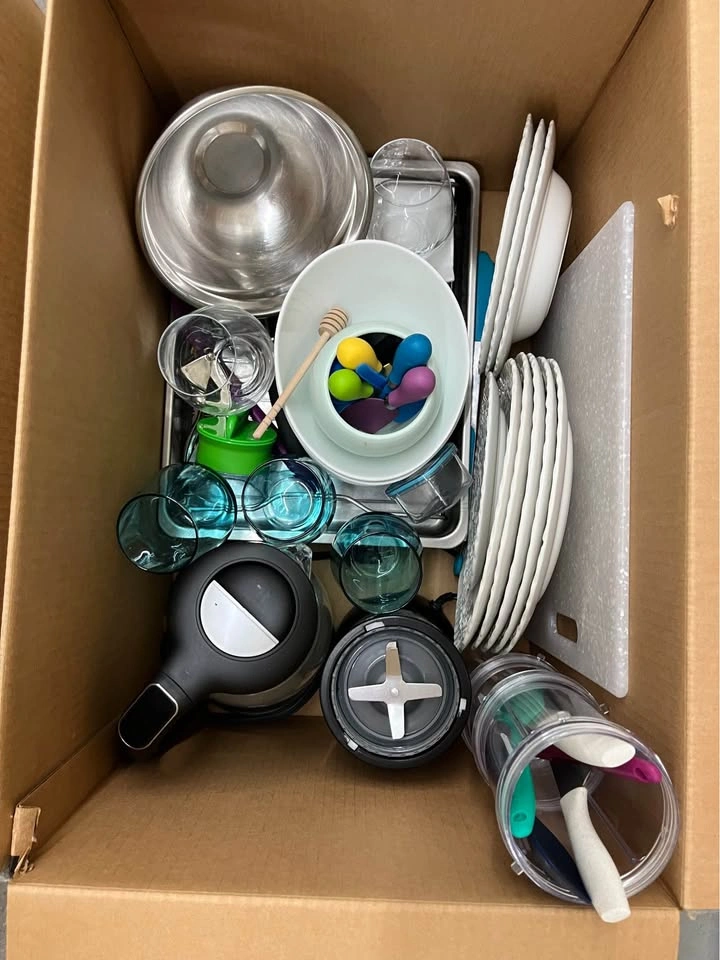 FREE Moving Giveaway! Kitchenware, Decor & More - photo 4