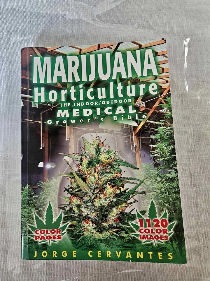 Marijuana Horticulture: The Indoor/Outdoor Medical Grower's Bibl