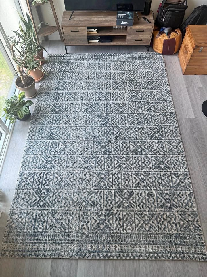 Blue and white geometric area rug