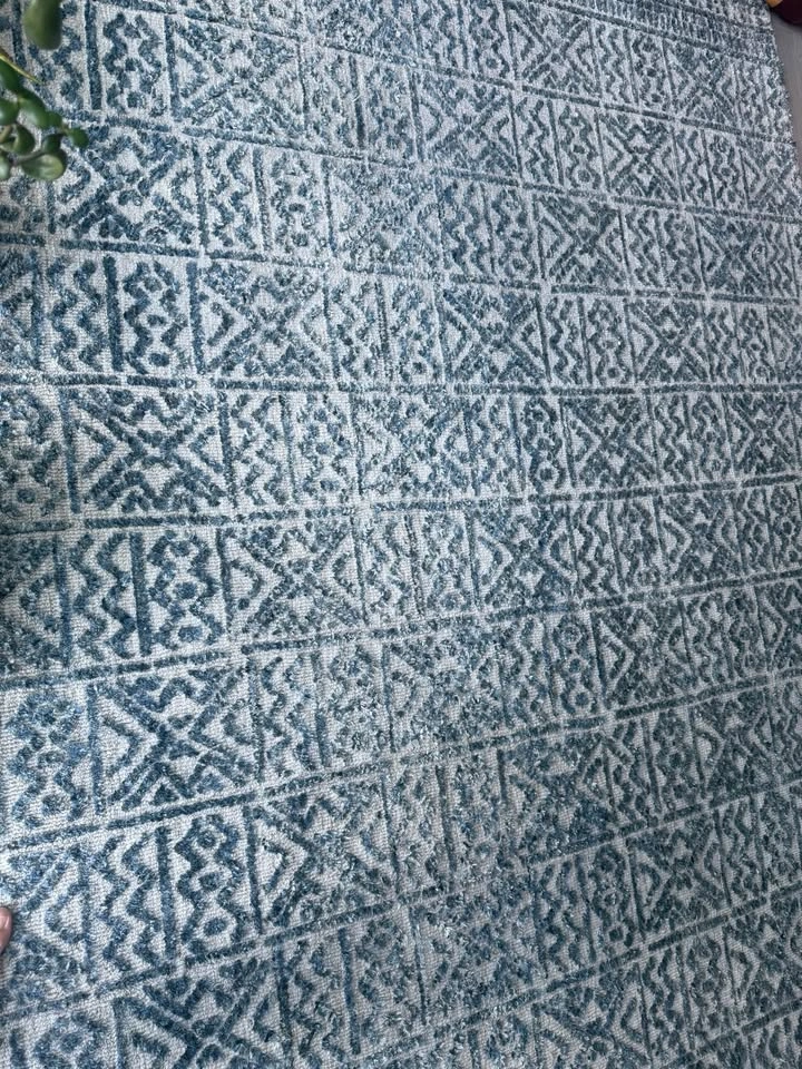 Blue and white geometric area rug - photo 2