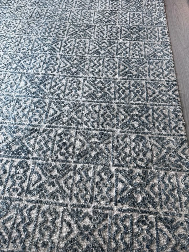 Blue and white geometric area rug - photo 3