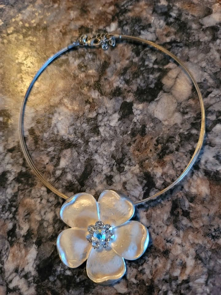 Choker necklace