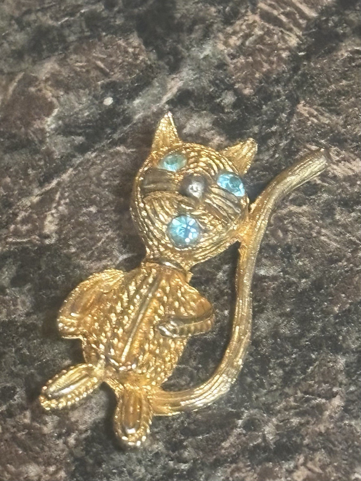 Gold Cat Brooch Blue Rhinestone Eyes Rare - photo 3