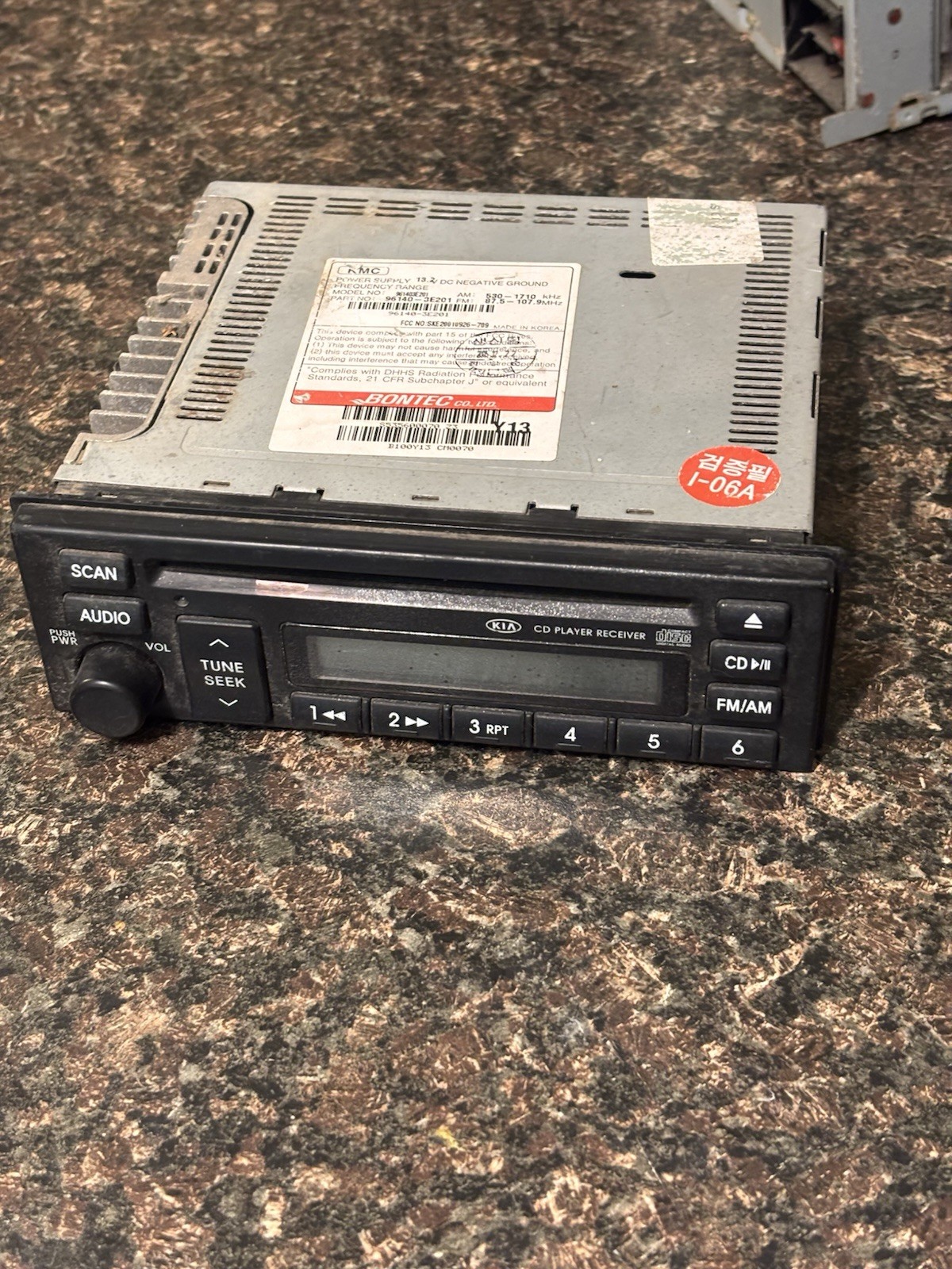 Kia 2003 - 2006 Factory AM FM Radio CD Player Receiver
