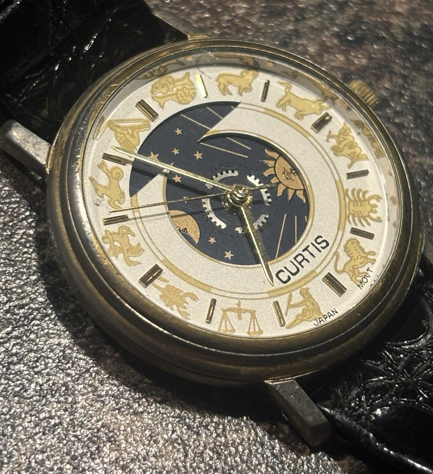 Vintage CURTIS Zodiac Moon Sun Quartz Wrist Watch Japan Mcm Gold