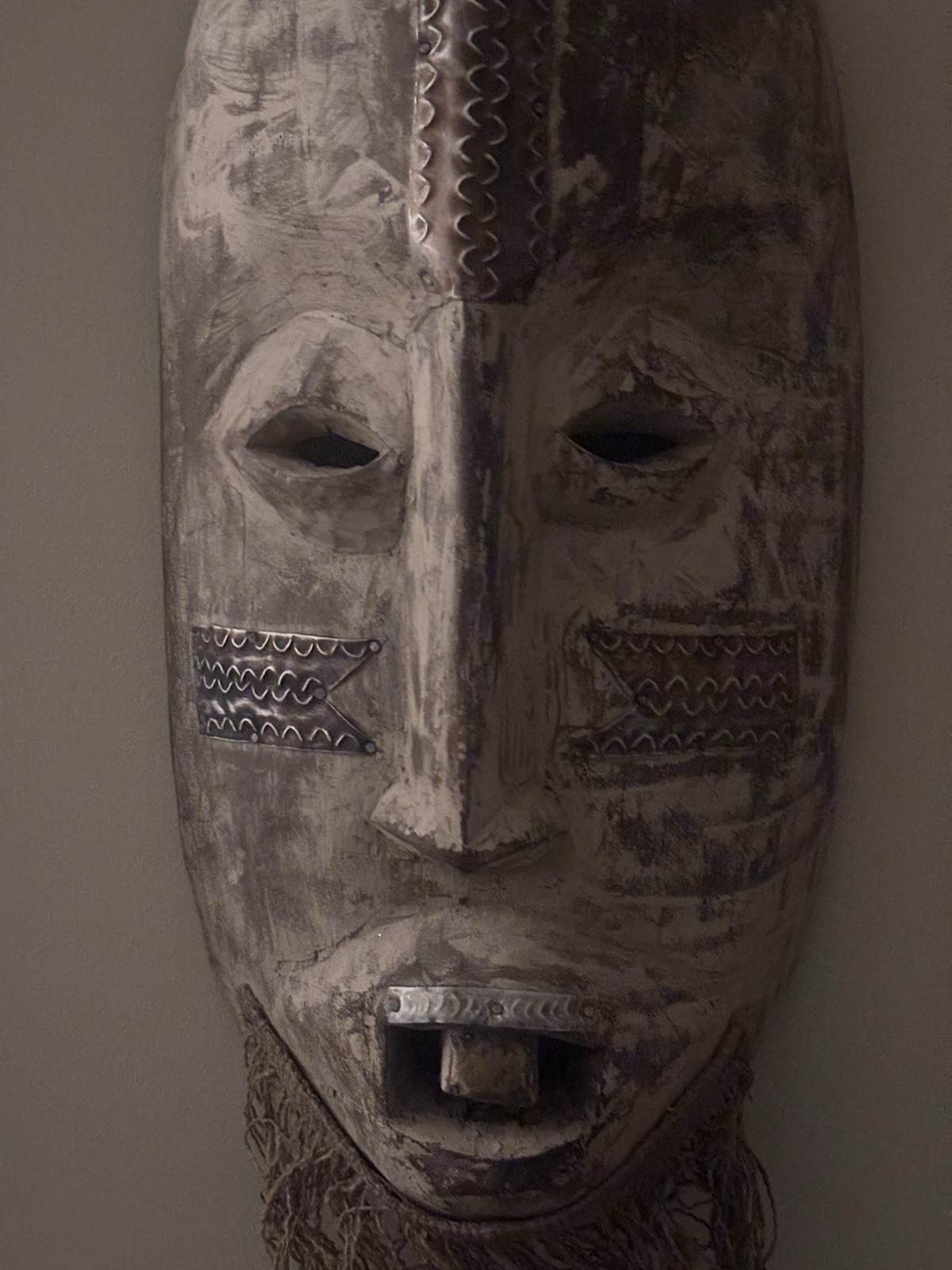 Large Yombe Tribal Mask 1.5ft – Metal Plated, Nail & Single Toot - photo 3