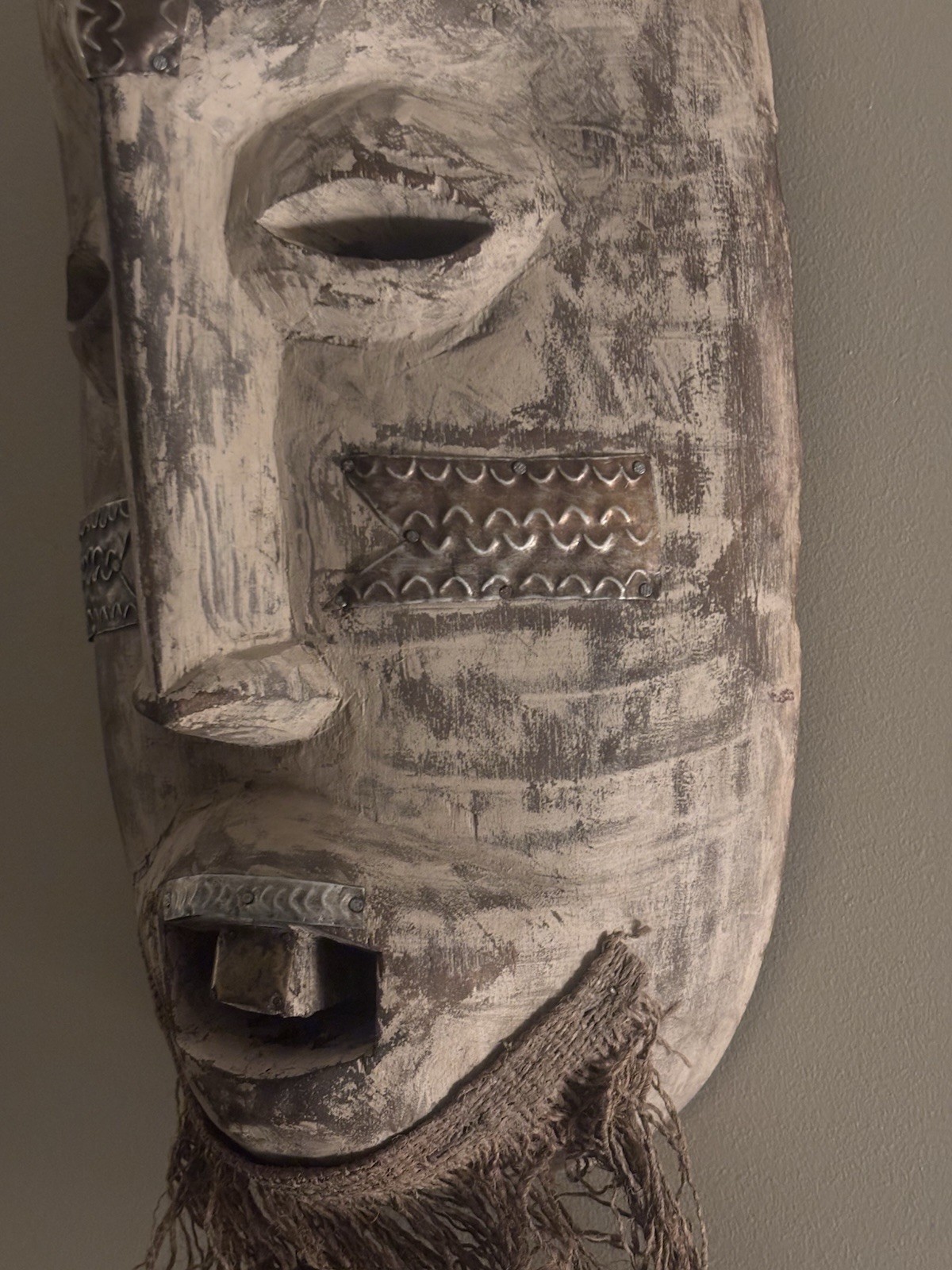 Large Yombe Tribal Mask 1.5ft – Metal Plated, Nail & Single Toot - photo 4